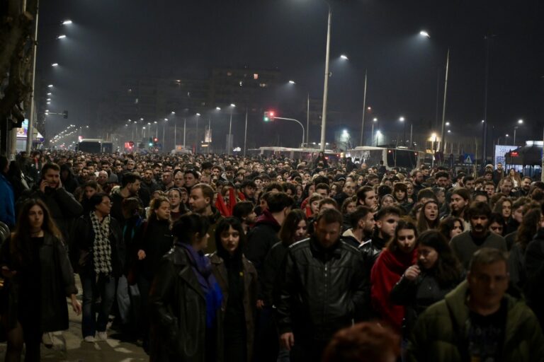Θεσσαλονίκη: Εκδήλωση μνήμης στο Νέο Σιδηροδρομικό Σταθμό για τα θύματα των Τεμπών