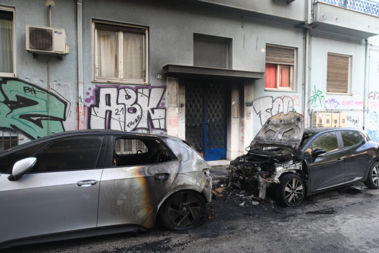Στις φλόγες πέντε αυτοκίνητα στο κέντρο της Αθήνας – Οι αρχές αναζητούν ένα άτομο ως δράστη των εμπρησμών