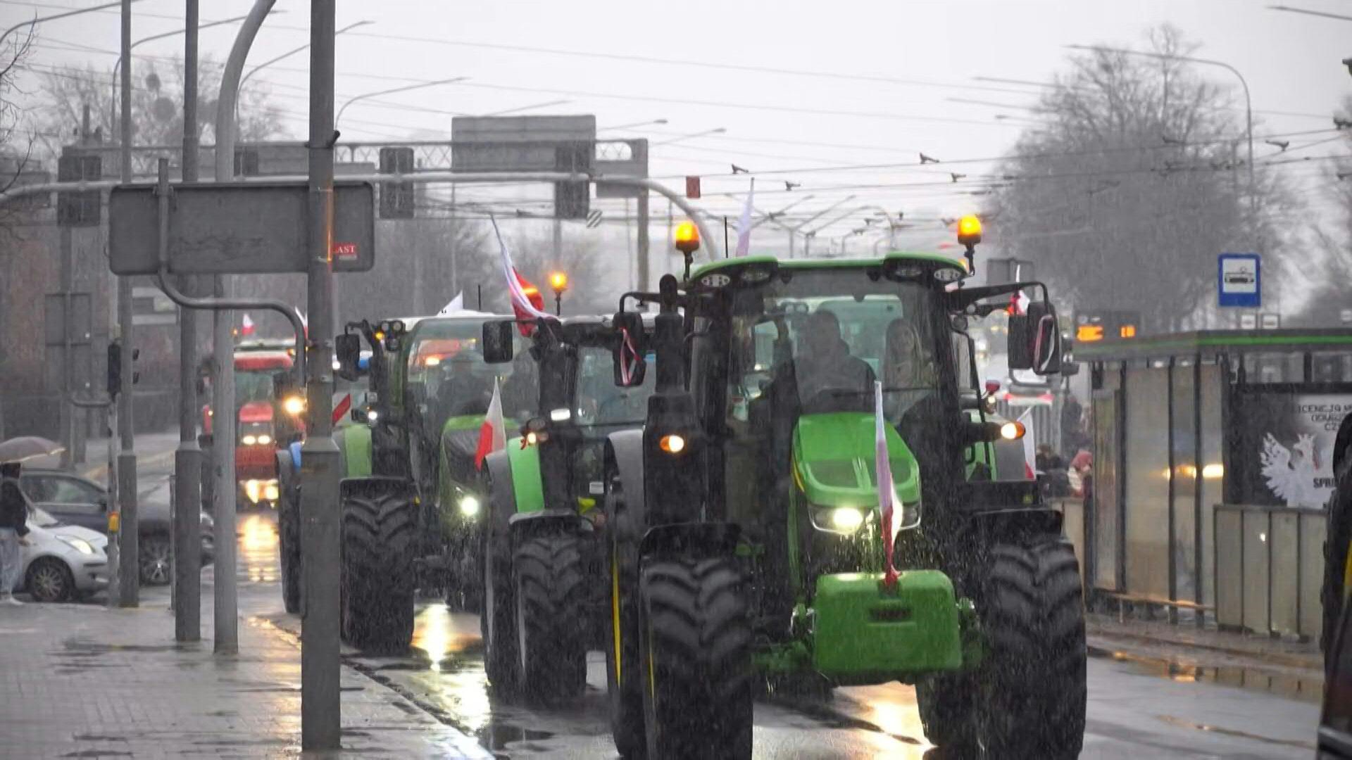 Πολωνία: Οι αγρότες εντείνουν τις κινητοποιήσεις – Κλείνουν τα συνοριακά περάσματα με την Ουκρανία