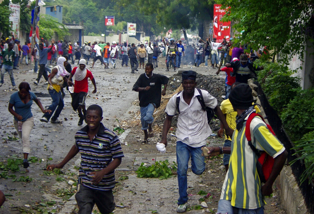 Αϊτή: Έξι νεκροί στις βίαιες αντικυβερνητικές διαδηλώσεις που απαιτούν την άμεση παραίτηση του πρωθυπουργού