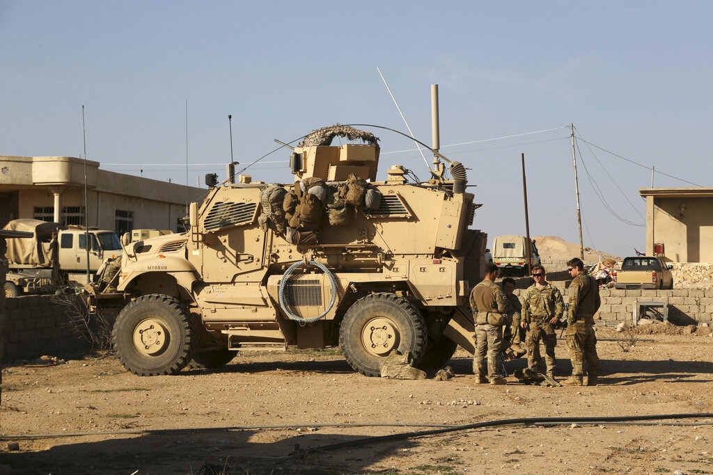 Μαχητές της Ισλαμικής Αντίστασης στο Ιράκ λένε πως στοχοθέτησαν την αεροπορική βάση αλ-Χαρίρ που φιλοξενεί αμερικανικές δυνάμεις