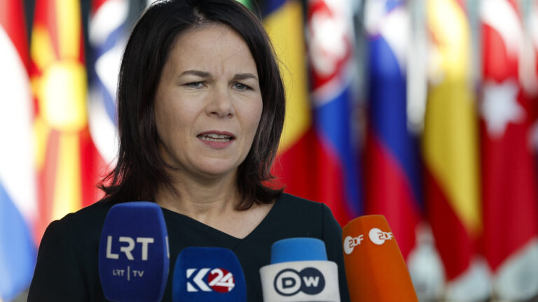 Αν Μπέρμποκ: Η Γερμανίδα ΥΠΕΞ διέκοψε την επίσκεψή της στην Ουκρανία – “Την παρακολουθούσε ρωσικό drone”