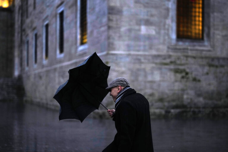 Πλημμύρισε τη νύχτα η Αττάλεια: Ένας νεκρός, κλειστά σχολεία και δρόμοι – ποτάμια