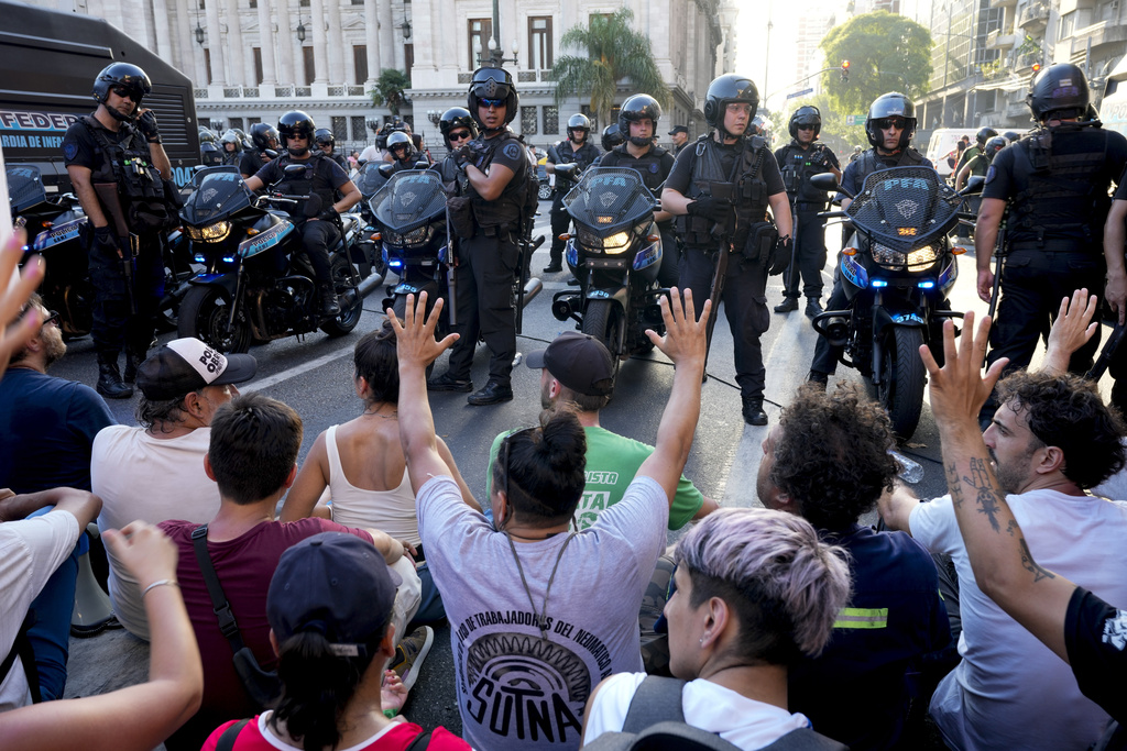 Αργεντινή: Θύελλα αντιδράσεων από την αντιπολίτευση και τα συνδικάτα για τις ριζικές μεταρρυθμίσεις που προωθεί η κυβέρνηση