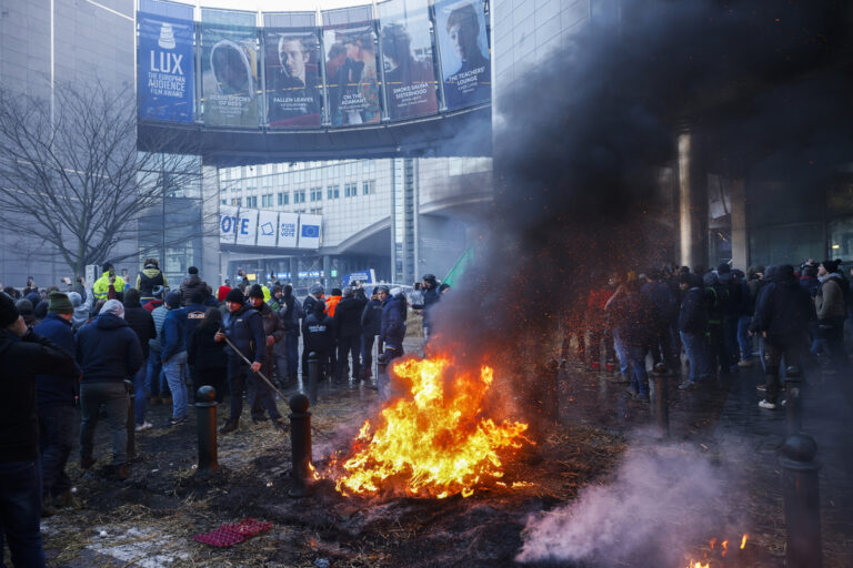 Σύνοδος Κορυφής με «φόντο» τα τρακτέρ: Προσπάθειες των ηγετών να βρεθούν λύσεις για τους αγρότες – «Πράσινο φως» στην Ουκρανία