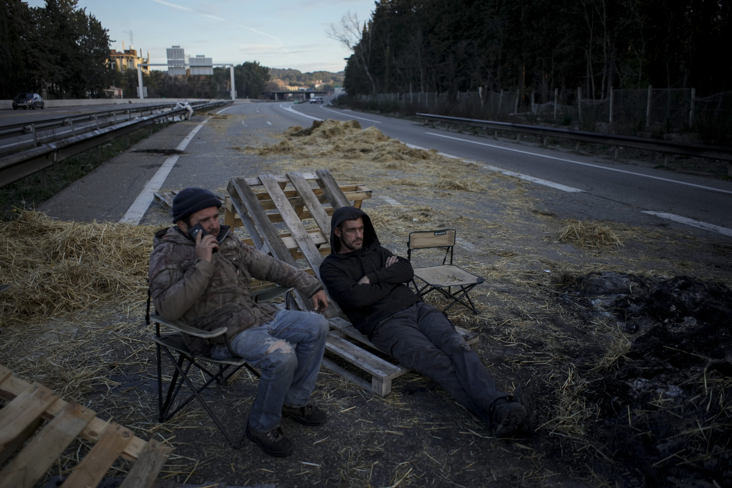 Έφυγαν από τις Βρυξέλλες οι αγρότες και ζητούν μέτρα ενίσχυσης – Τα τρακτέρ συνεχίζουν να «πολιορκούν» την Ιταλία