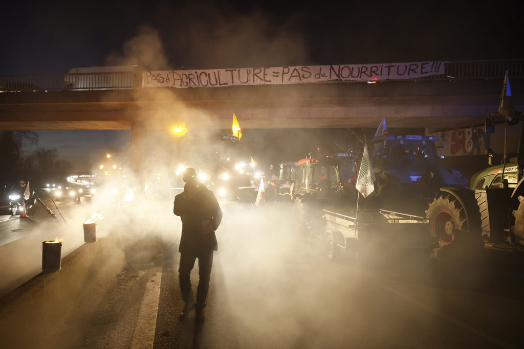 «Φουντώνει» το αγροτικό κίνημα στην Ευρώπη: Μπλόκα και αποκλεισμοί – Απεργίες και σε αεροδρόμια και ΜΜΜ στη Γερμανία