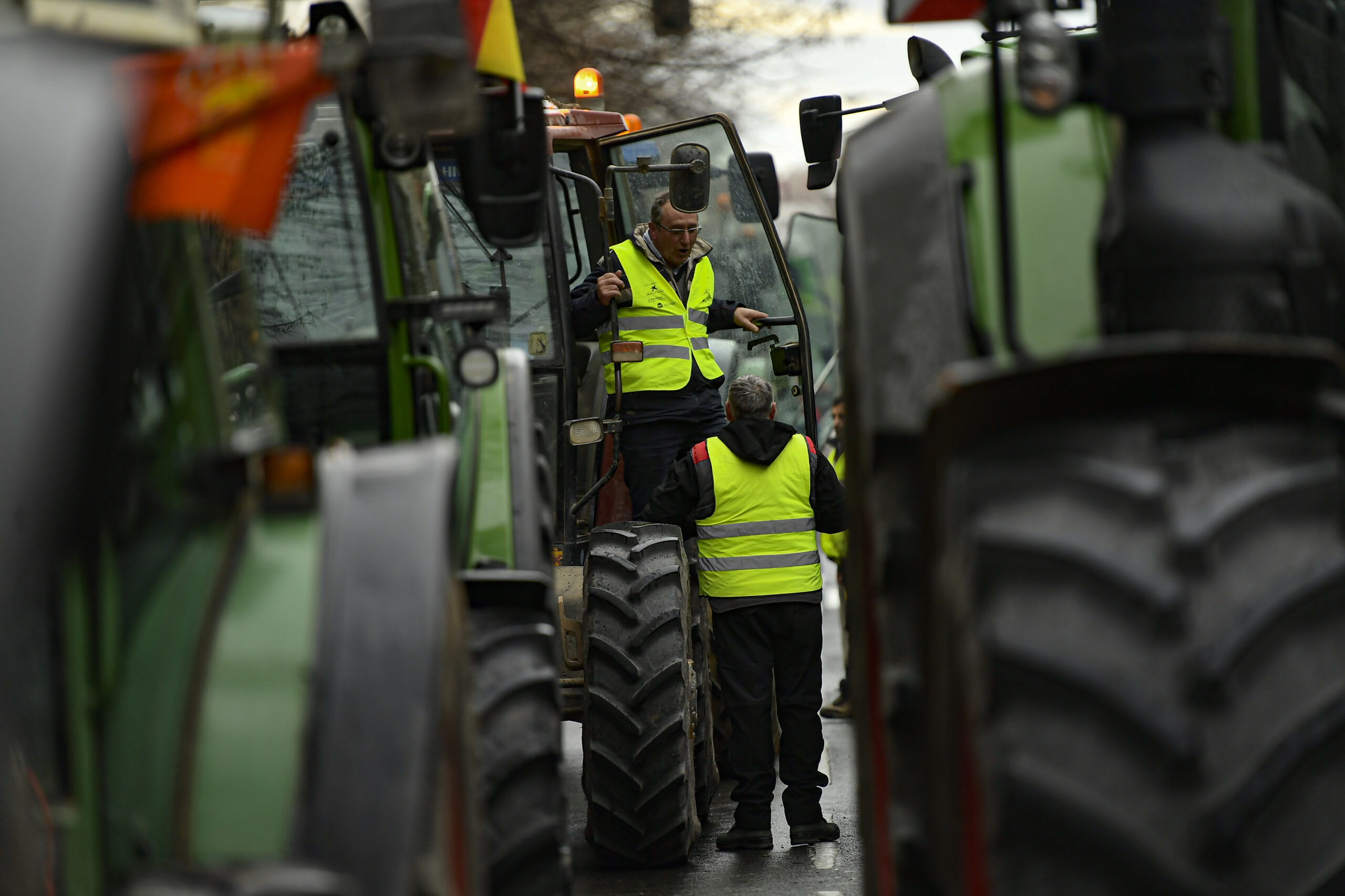 Σε κλοιό αγροτών η Ευρώπη – Οργή για γραφειοκρατεία και Κοινή Αγροτική Πολιτική