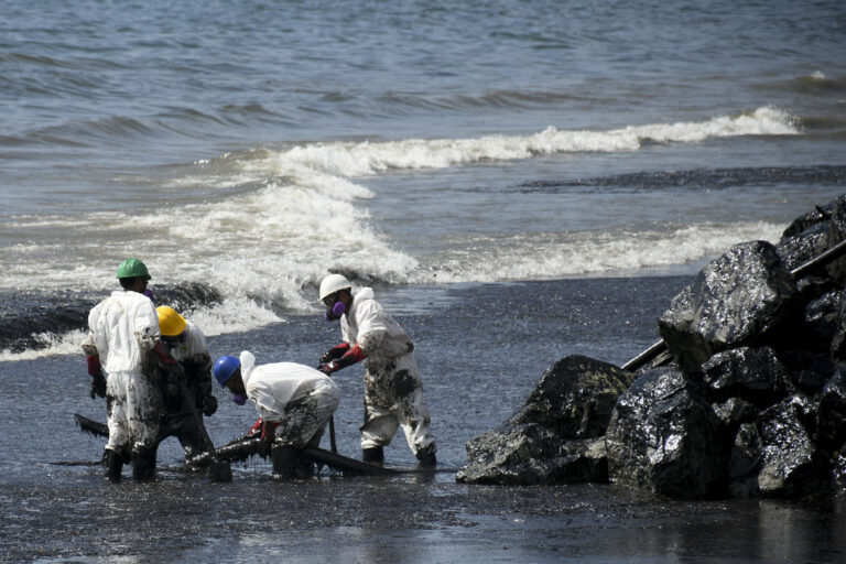Τρινιντάντ και Τομπάγκο: Πετρελαιοκηλίδα 12 χλμ. εξαπλώνεται επικίνδυνα στην Καραϊβική