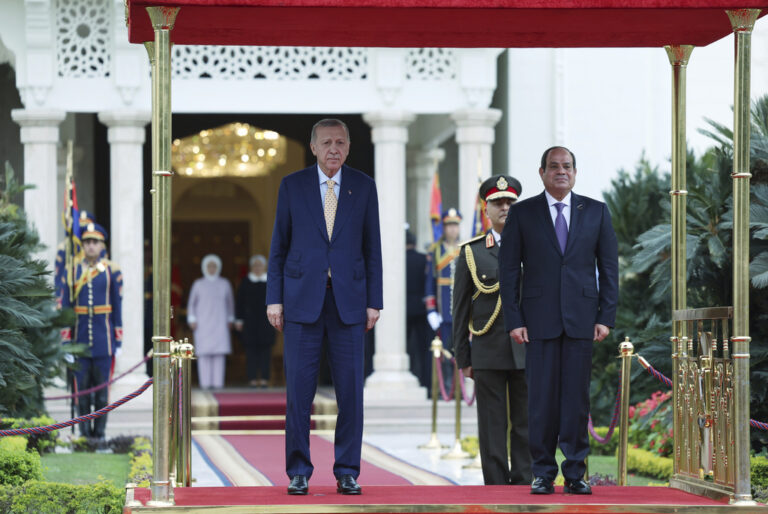 Σίσι και Ερντογάν εξέφρασαν την πρόθεσή τους να αναθερμάνουν τις σχέσεις Αιγύπτου – Τουρκίας