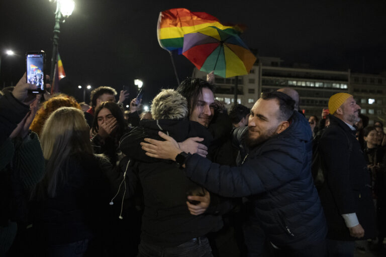 Διεθνή ΜΜΕ για το νομοσχέδιο: «Βουλευτές από όλο το πολιτικό φάσμα ψήφισαν στην Ελλάδα υπέρ του γάμου ομόφυλων»