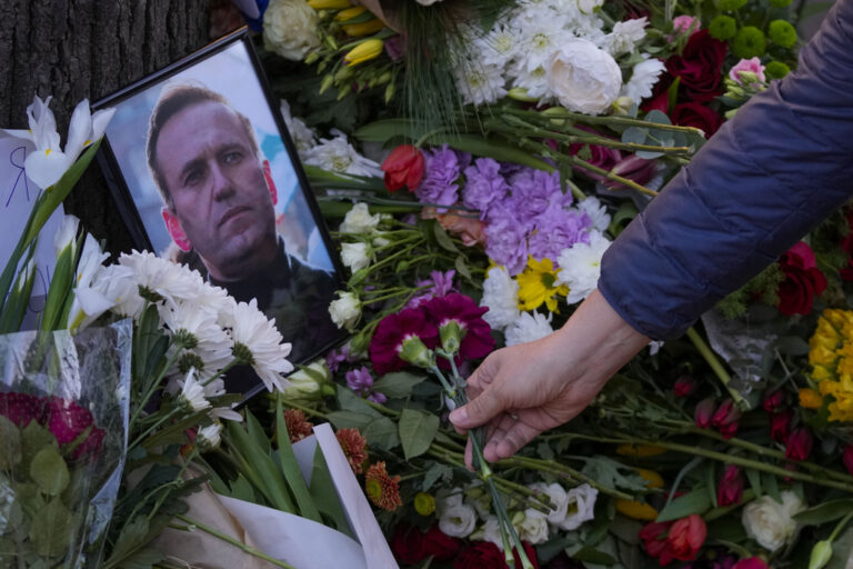 Ρωσία: Τα γραφεία κηδειών δέχτηκαν απειλές να μην διαθέσουν νεκροφόρα για τη μεταφορά της σορού του Ναβάλνι, λέει η εκπρόσωπός του