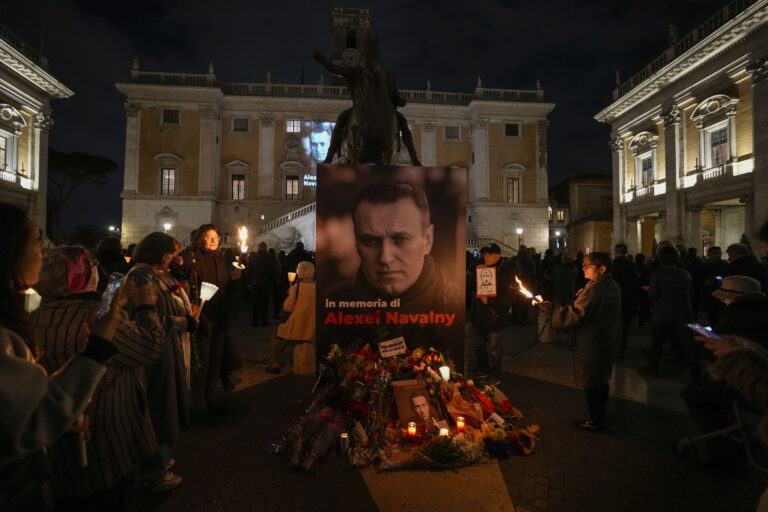 Θάνατος Ναβάλνι: Το Κρεμλίνο απέρριψε την έκκληση της ΕΕ για διεθνή έρευνα – «Χυδαίες οι κατηγορίες περί δολοφονίας»