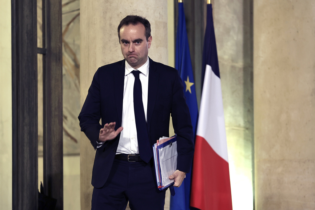 Σ. Λεκορνύ: Η Γαλλία εφοδιάζει με στρατιωτικές πληροφορίες την Ουκρανία