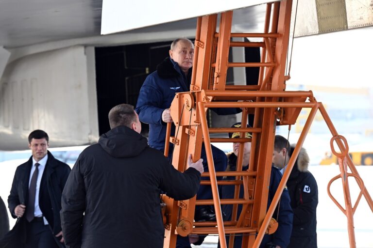 Με το βομβαρδιστικό Tu-160M πέταξε ο Βλ. Πούτιν – Ο «Λευκός Κύκνος» που μπορεί να μεταφέρει 12 πυρηνικούς πυραύλους μικρού βεληνεκούς