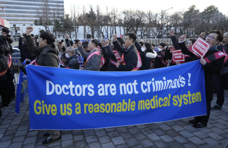 Νότια Κορέα: Η κυβέρνηση απειλεί με κυρώσεις τους νοσοκομειακούς γιατρούς αν συνεχίσουν τις κινητοποιήσεις