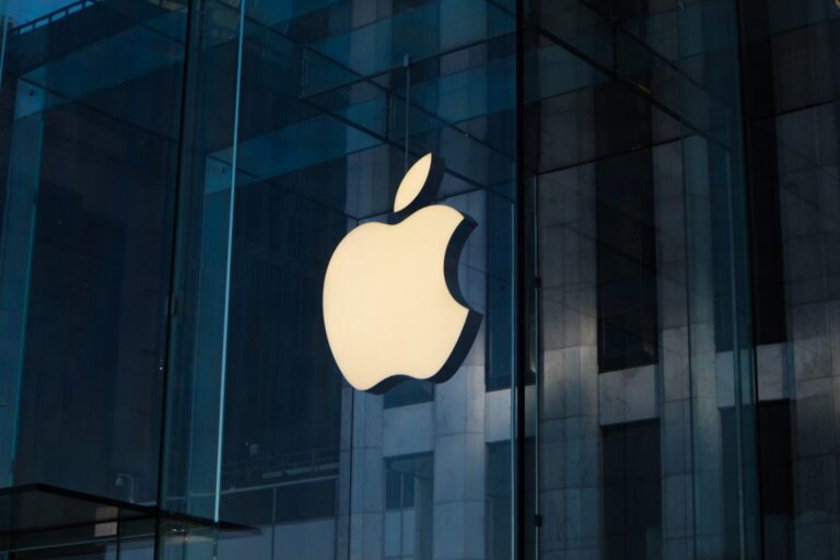 Mήνυση κατά του κολοσσού της Apple από το υπ. Δικαιοσύνης των ΗΠΑ – «Βουτιά» για τη μετοχή της