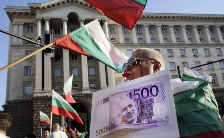 Βουλγαρία: Η πλειοψηφία δεν περιμένει αλλαγές μετά την εναλλαγή των πρωθυπουργών σύμφωνα με δημοσκόπηση