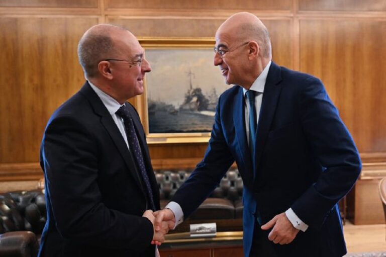 Το Δίκαιο της Θάλασσας στο επίκεντρο της συνάντησης Δένδια με τον Ιταλό πρέσβη – Τι ειπώθηκε για το στρατηγείο της Λάρισας