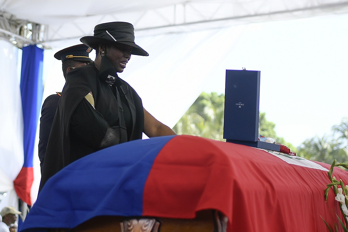 Αϊτή: Κατηγορητήριο για τη δολοφονία του συζύγου της πρώην προέδρου Ζοβενέλ Μοϊζ και άλλων 50 από τον δικαστή που ερευνά την υπόθεση  
