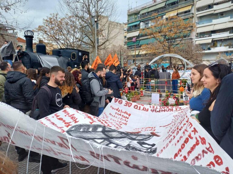Λάρισα: Συγκίνηση στα αποκαλυπτήρια μνημείου στην πλατεία ΟΣΕ για τα θύματα της τραγωδίας των Τεμπών