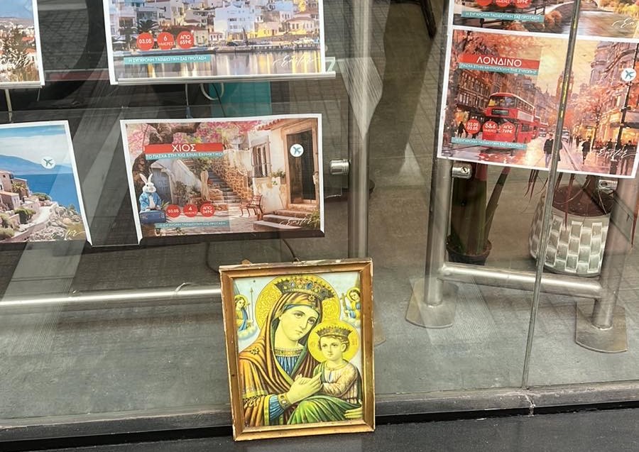 Λάρισα: Εικόνες Αγίων στις εισόδους καταστημάτων βρήκαν έμποροι σε κεντρικούς δρόμους