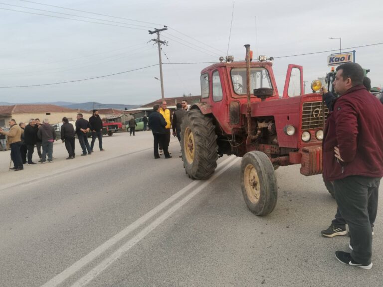 Μέλη της Κ.Ε. ΠΑΣΟΚ σε μπλόκο αγροτών της Μαγνησίας