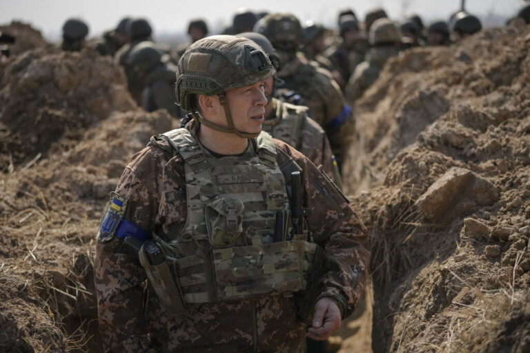 Πόλεμος στην Ουκρανία: «Η κατάσταση είναι δύσκολη» λέει για το ανατολικό μέτωπο ο στρατηγός Σίρσκι