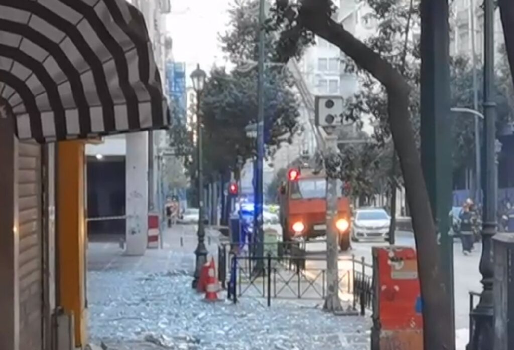 Një bombë shpërtheu pranë Ministrisë së Puna – Stadiumi mbetet i mbyllur (foto dhe video)