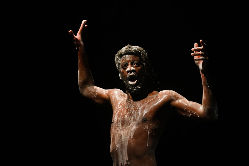 “Deus nos acudi – God help us”: O βραβευμένος χορευτής Pak Ndjamena από τη Μοζαμβίκη στο Θέατρο Nous