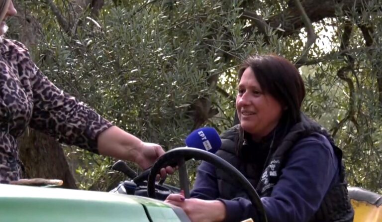 Ατρόμητη μητέρα 7 παιδιών στη Λέσβο οδηγεί τρακτέρ και παλεύει με τη γη