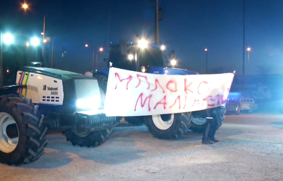 Στα μπλόκα οι αγρότες- Προετοιμάζουν το παναγροτικό συλλαλητήριο της Τρίτης στην Αθήνα