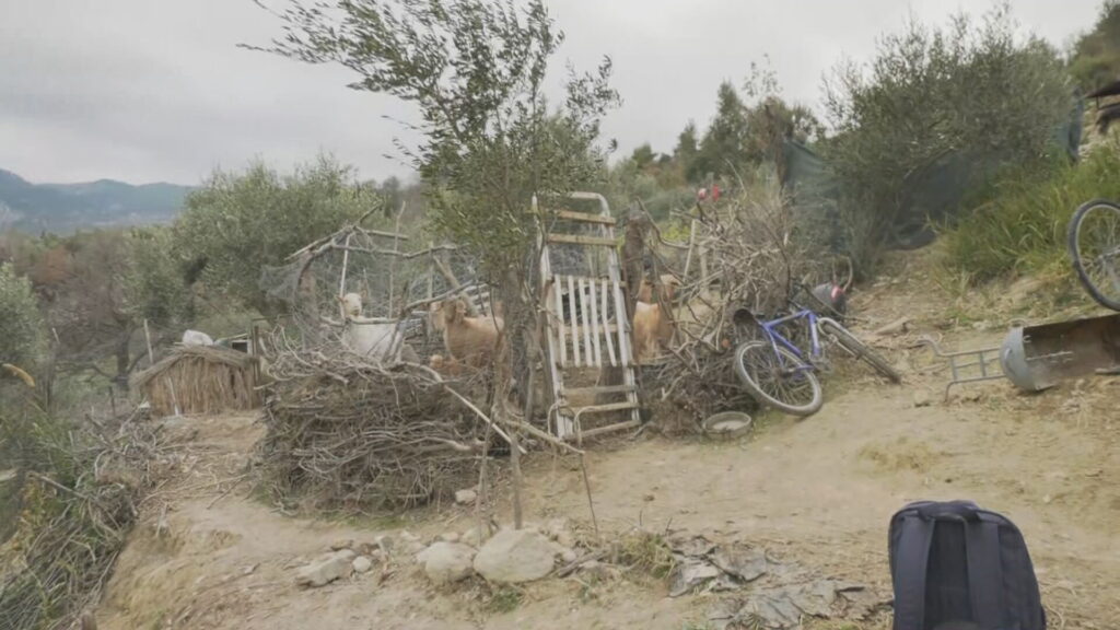 Κορινθία: Μέλη κοινότητας στα πρότυπα των «παλαιόπιστων Ρωσίας» ζουν ένοπλα εκτός πολιτισμού και εκκλησιάζονται σε κατακόμβες