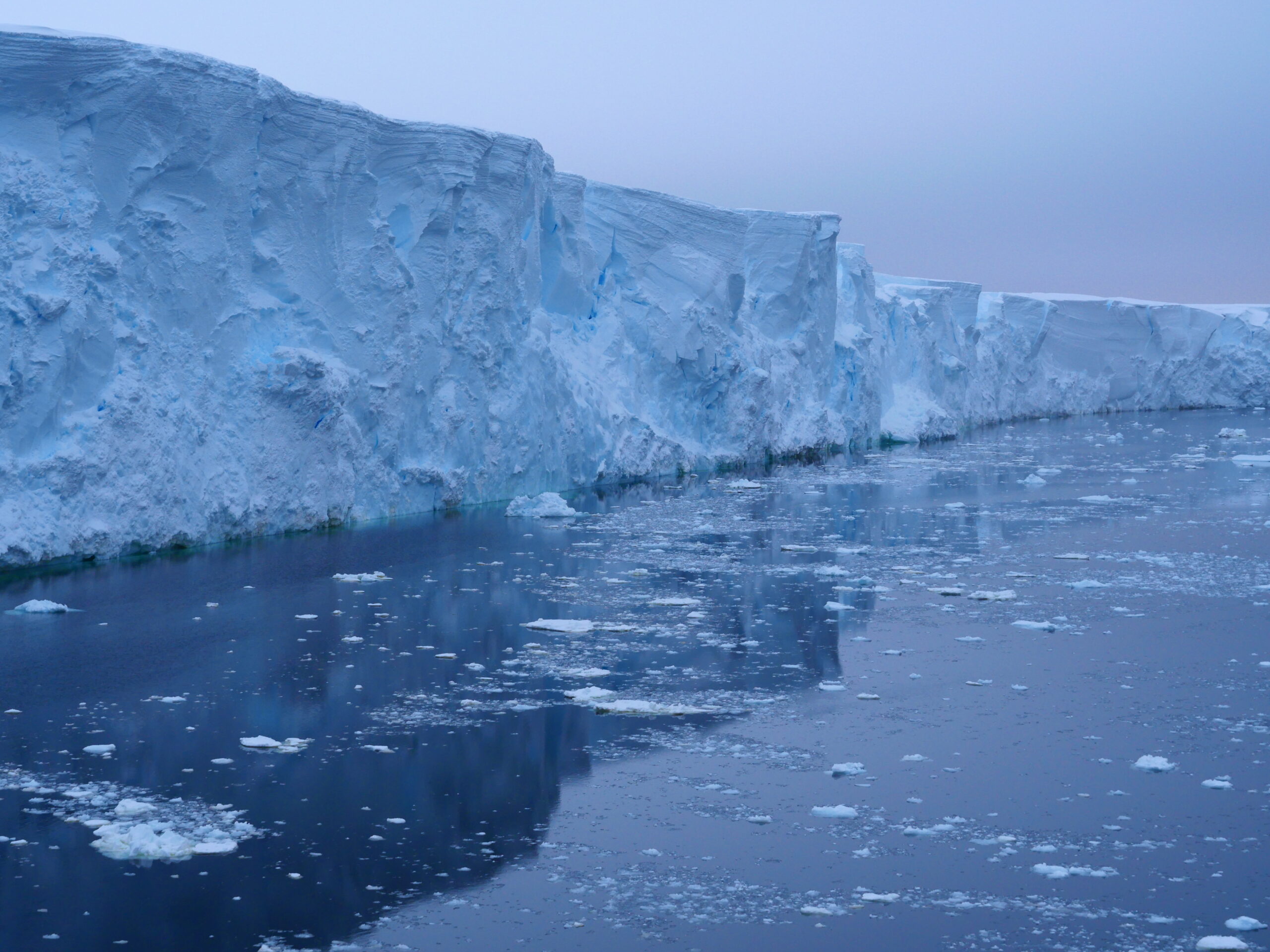 Thwaites_Glacier_2019_by_Robert_Larter