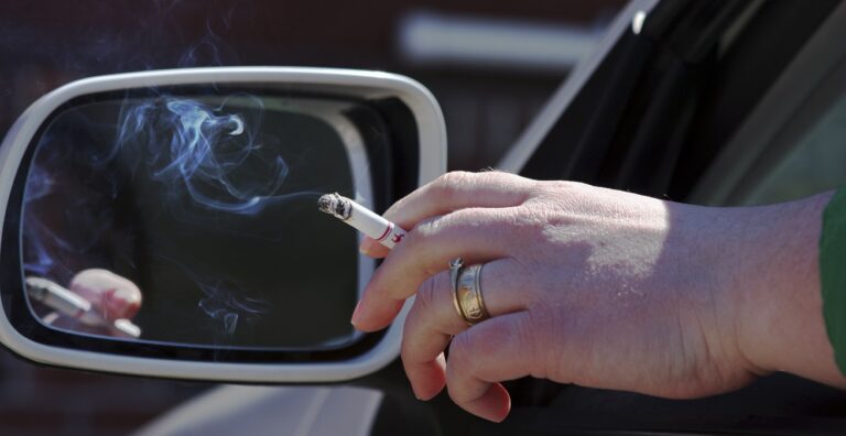 ΗΠΑ: Όλο και περισσότερες πολιτείες απαγορεύουν το κάπνισμα σε αυτοκίνητα με παιδιά