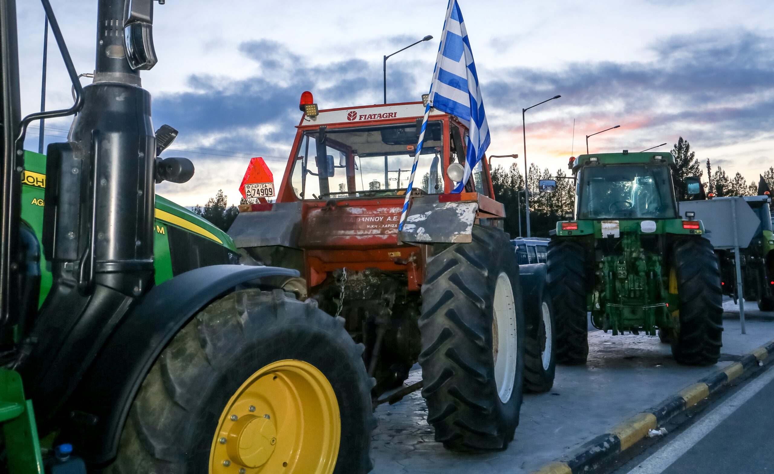 Αγρότες, κτηνοτρόφοι και μελισσοκόμοι απέκλεισαν το λιμάνι Νέων Μουδανιών στη Χαλκιδική