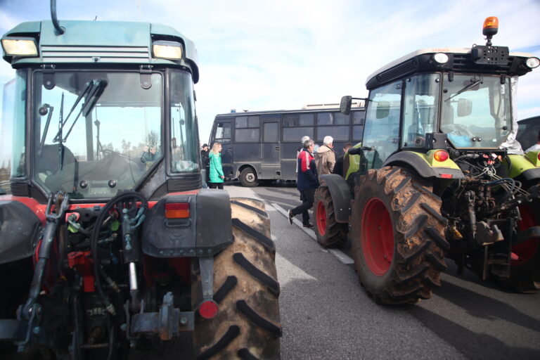 Οι αγρότες κλείνουν επ’ αόριστον από σήμερα την ΕΟ Θεσσαλονίκης-Μουδανιών