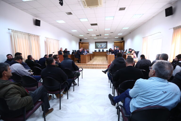 Συγκροτήθηκε η δεκαπενταμελής επιτροπή αγροτών που θα συναντηθεί με τον Πρωθυπουργό — Τι αποφασίστηκε στη σύσκεψη στη Σίνδο