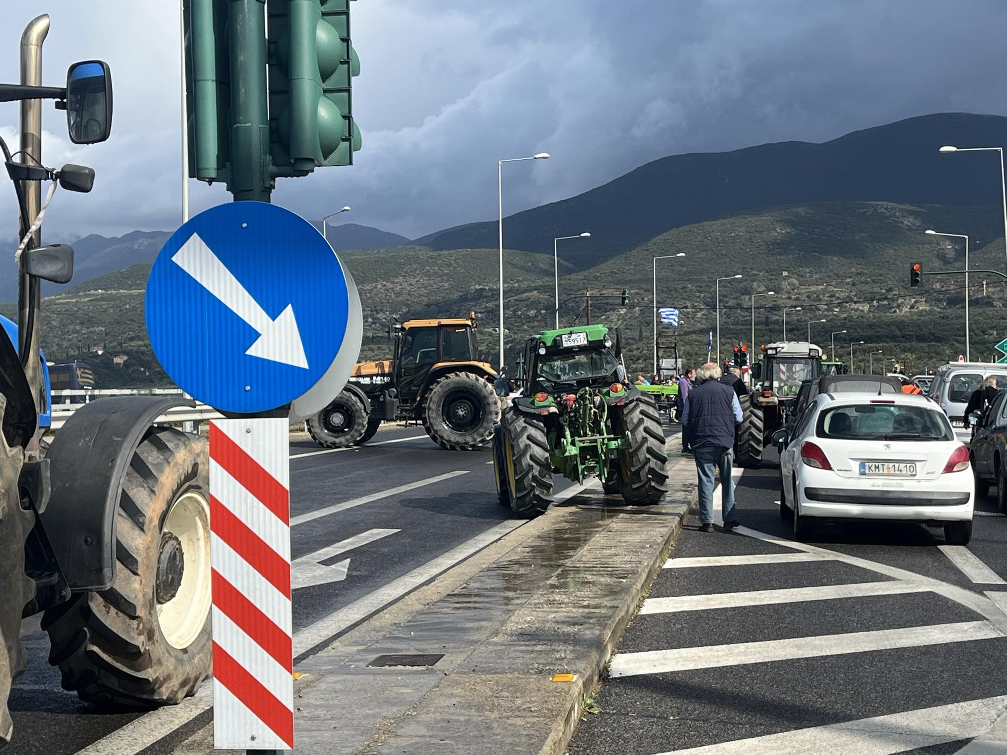 Μεσσηνία: Κινητοποίηση αγροτών στον κόμβο της Εθνικής Οδού στο ύψος της Σπερχογείας (βίντεο)