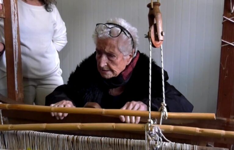 Παπάδος Λέσβου: Η γηραιότερη υφάντρα της Γέρας δουλεύει τον αργαλειό στα 104 χρόνια της