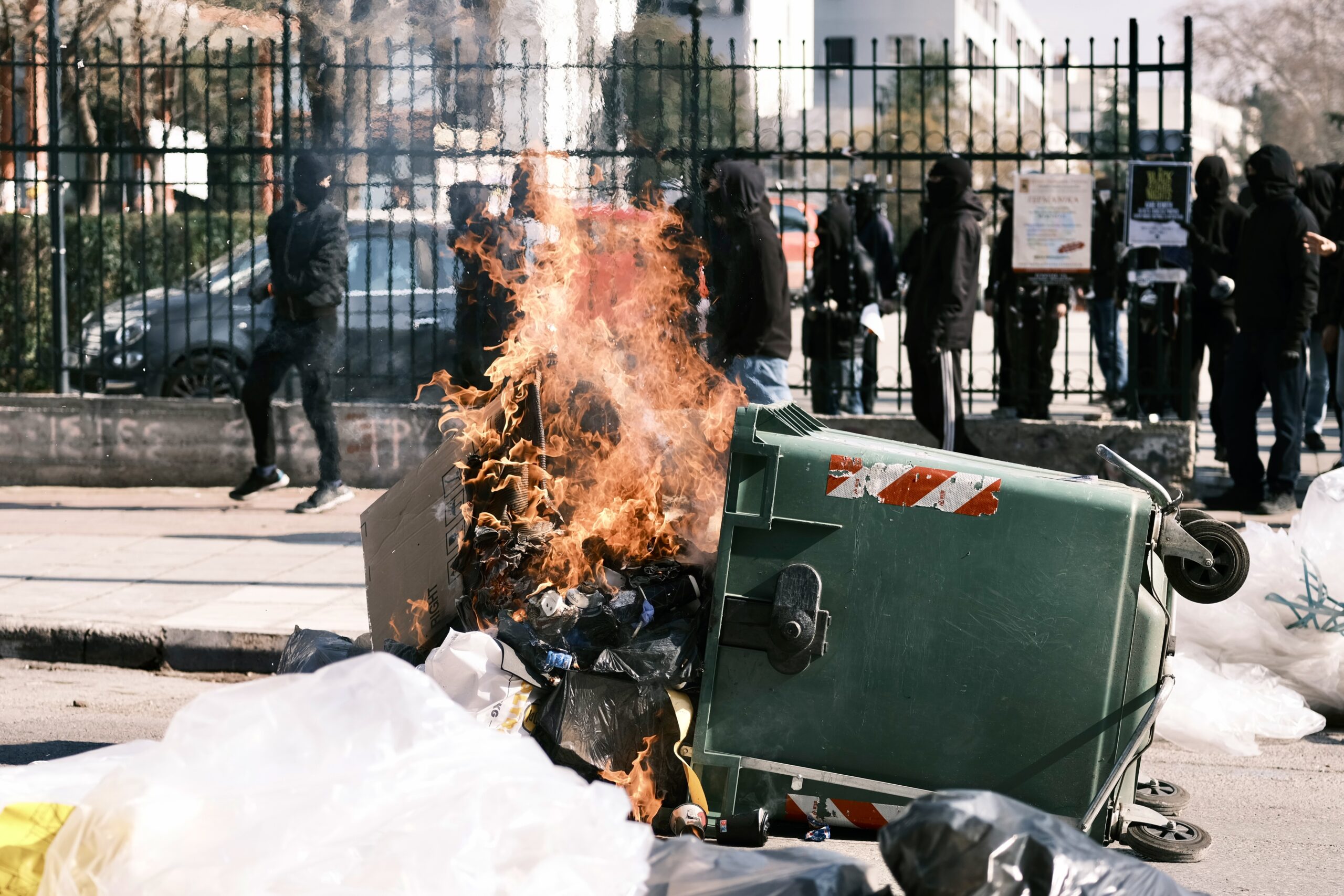 Θεσσαλονίκη: Νέα επεισόδια μεταξύ κουκουλοφόρων και ΜΑΤ έξω από το ΑΠΘ