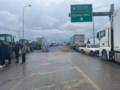 Δίωρος αποκλεισμός του τελωνείου των Κήπων για φορτηγά από αγρότες του Έβρου