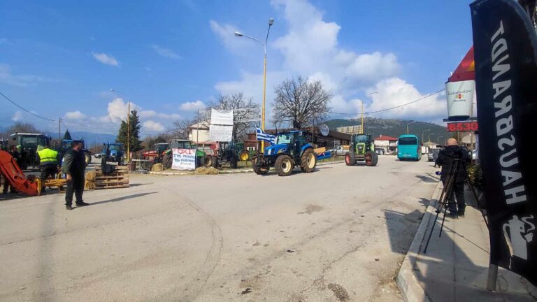 Ήπειρος: Αγρότες έκλεισαν τον δρόμο που οδηγεί στα τελωνεία Κακκαβιάς και Μερτζάνης