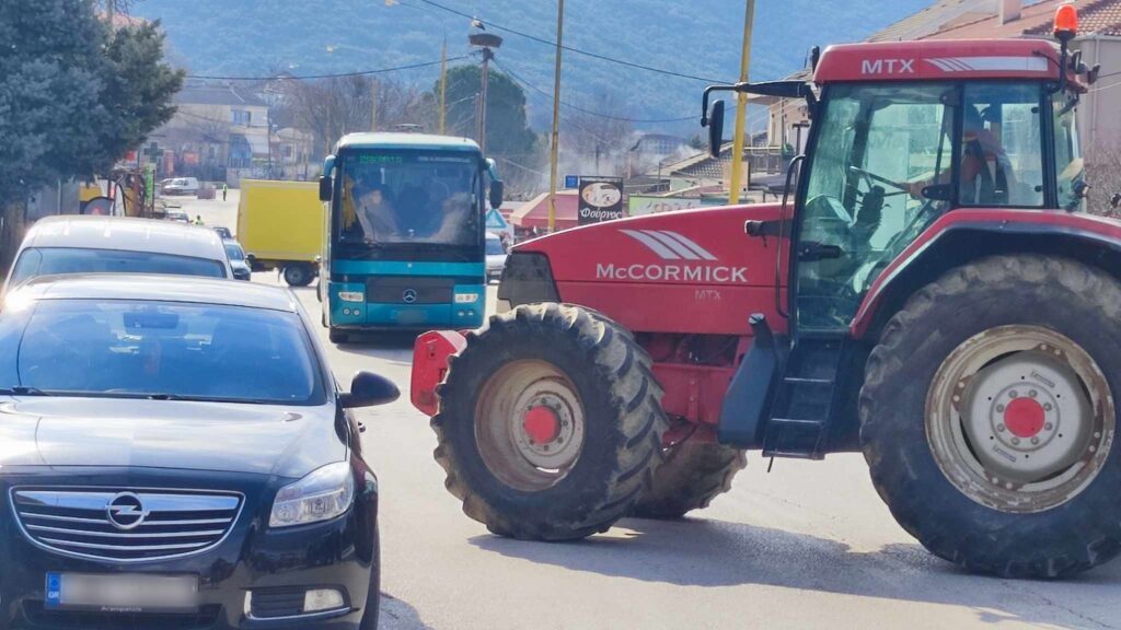 Κατέκλεισαν το Σύνταγμα οι Ηπειρώτες αγρότες (video)