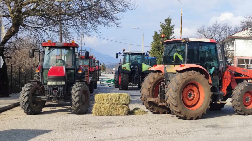 Ήπειρος: Αγρότες έκλεισαν τον δρόμο που οδηγεί στα τελωνεία Κακκαβιάς και Μερτζάνης