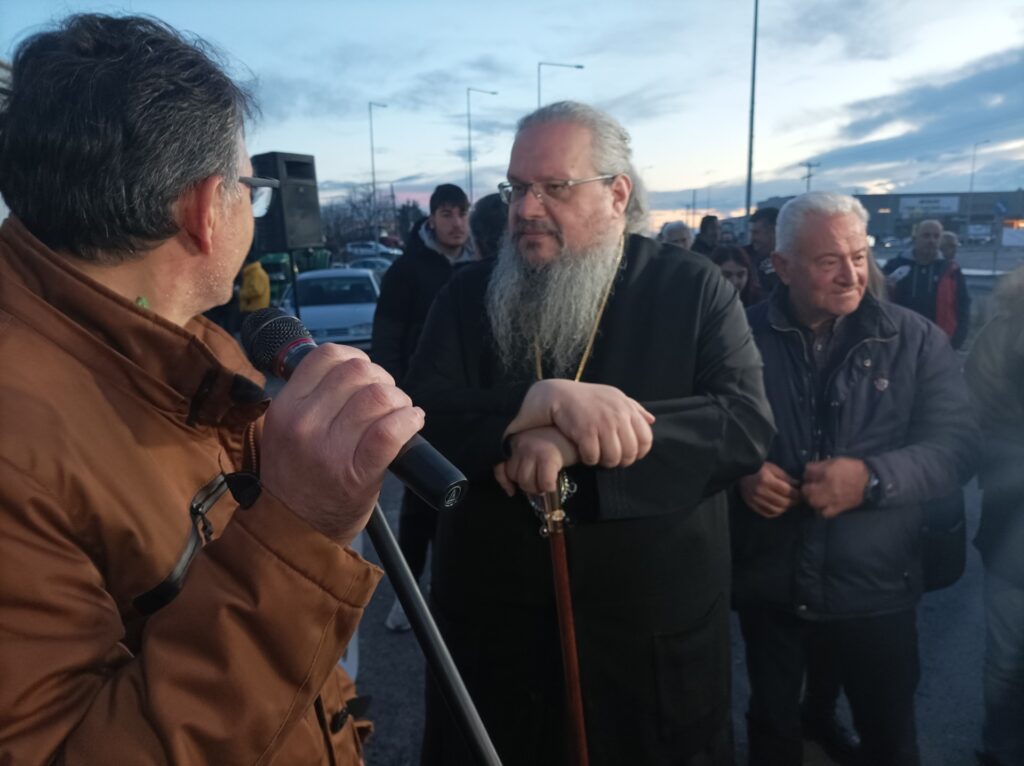 Στο μπλόκο Πλατυκάμπου ο Μητροπολίτης Λαρίσης: “Φέτος οι αγρότες έχουν μόνο δίκιο”