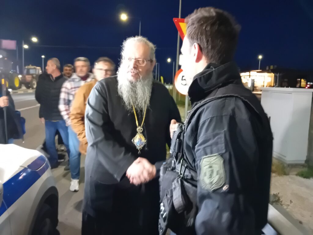 Στο μπλόκο Πλατυκάμπου ο Μητροπολίτης Λαρίσης: “Φέτος οι αγρότες έχουν μόνο δίκιο”
