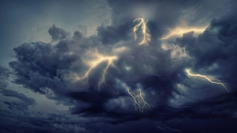 Ο καιρός με τον Σάκη Αρναούτογλου: Τοπικά ισχυρές καταιγίδες την Παρασκευή