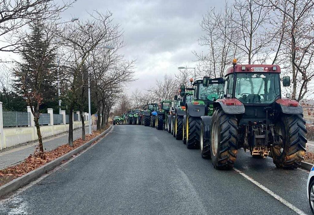 Σε στάση αναμονής οι αγρότες της Κοζάνης – Θα παραμείνουν έξω από το κτίριο της Περιφέρειας