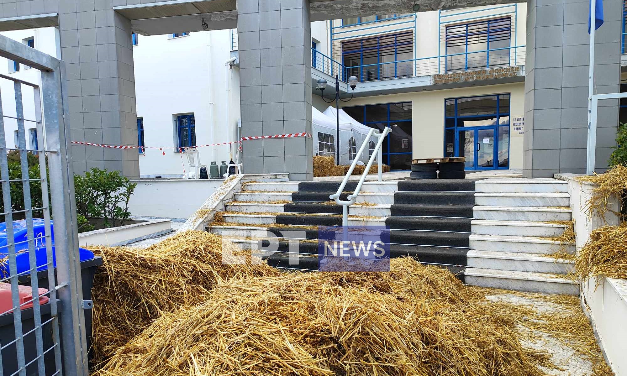 Κοζάνη: Γενική Συνέλευση στο μπλόκο των αγροτών – 2ωρος αποκλεισμός του κτιρίου της Περιφέρειας την Τετάρτη